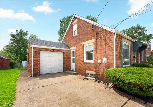 Photo 3 of Single family home for sale at 3008 Helen Pl Nw, Canton, OH 44708 | MLS# 5237144 | Listing updated on 2026-09-14