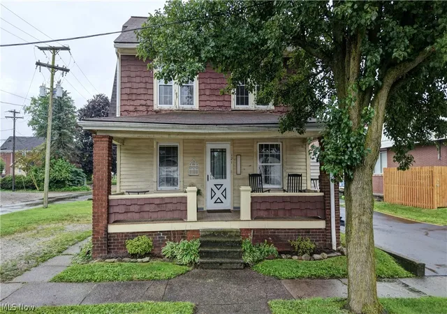 Photo 1 of Single family home for sale at 121 2nd Street Se, Brewster, OH 44613 | MLS# 5237636 | Listing updated on 2026-09-14