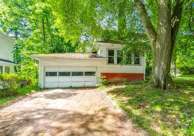 Photo 3 of Sale Pending at 333 Trigonia Dr, Akron, OH 44302 | MLS# 5218971 | Listing updated on 2026-09-10