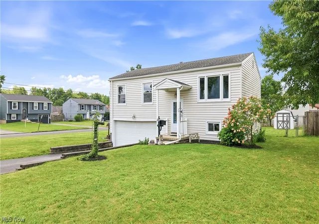 Photo 2 of Single family home for sale at 378 Dehoff Dr, Youngstown, OH 44515 | MLS# 5235946 | Listing updated on 2026-09-12