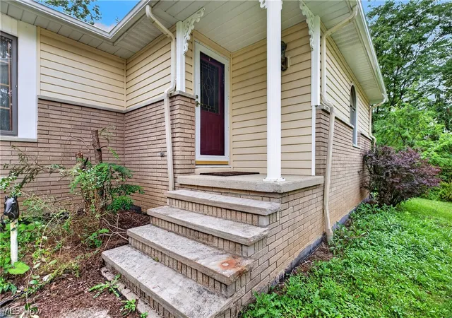Photo 2 of Single family home for sale at 1164 Edgecliff Dr, Bedford, OH 44146 | MLS# 5237577 | Listing updated on 2026-10-01