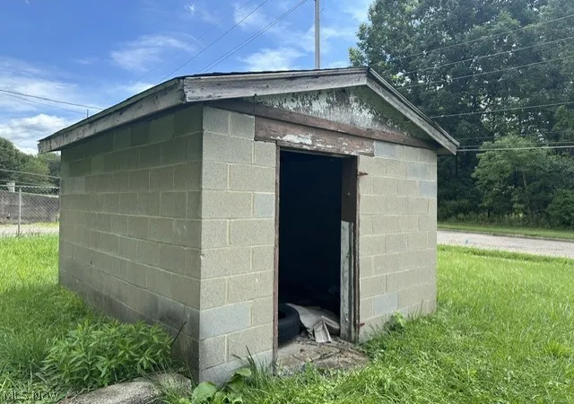Photo 12 of Single family home for sale at 405 Drake Ave, Youngstown, OH 44505 | MLS# 5238007 | Listing updated on 2026-09-09