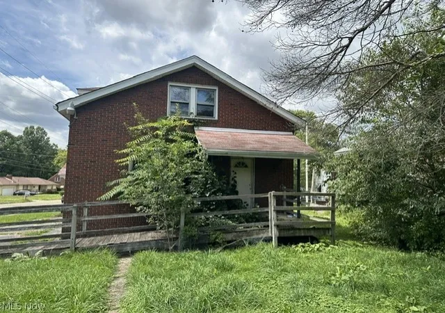Photo 2 of Single family home for sale at 405 Drake Ave, Youngstown, OH 44505 | MLS# 5238007 | Listing updated on 2026-09-09