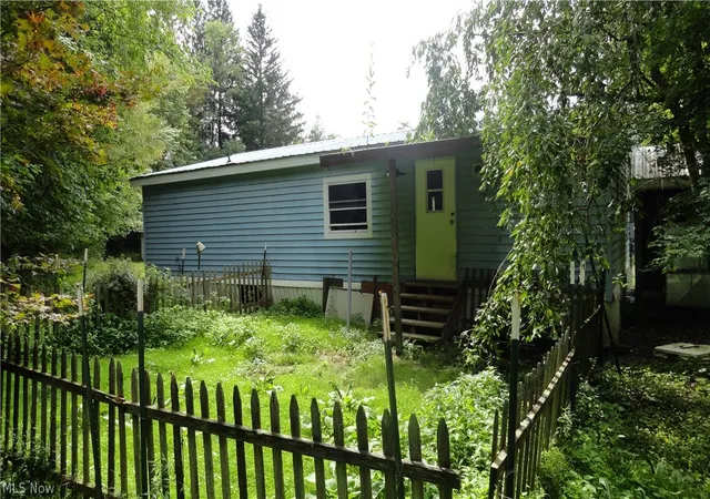 Photo 3 of Single family home for sale at 225 W Penn Ln, Chester, WV 26034 | MLS# 5237897 | Listing updated on 2026-09-06
