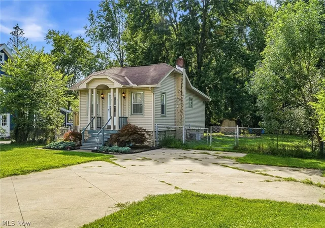 Photo 3 of Single family home for sale at 2350 Columbia Rd, Westlake, OH 44145 | MLS# 5238083 | Listing updated on 2026-09-08