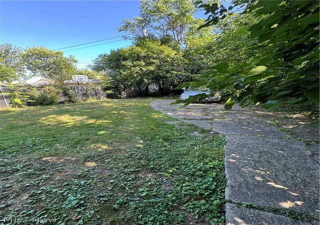 Listing Photo 2 - Condo for sale in building located at 11304 Thrush Ave, Cleveland, OH 44111