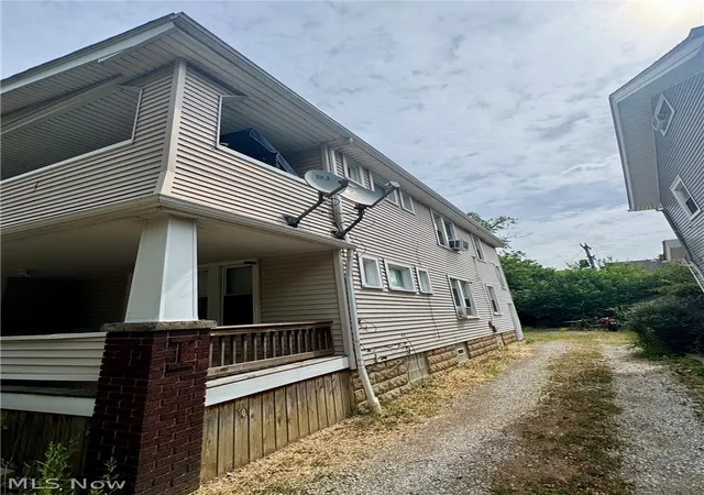 Listing Photo 2 - Condo for sale in building located at 3167 W 115th St, Cleveland, OH 44111