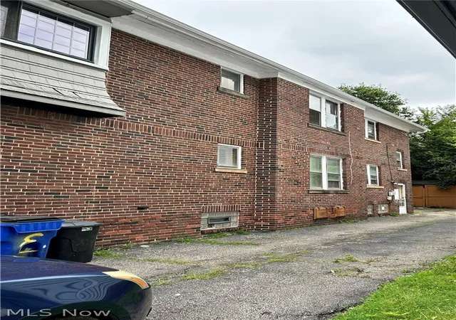 Listing Photo 2 - Condo for sale in building located at 16122 Greyton Rd, Cleveland, OH 44112