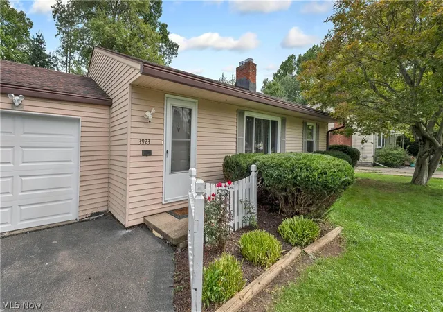 Photo 2 of Single family home for sale at 3923 Arden Blvd, Youngstown, OH 44511 | MLS# 5238035 | Listing updated on 2026-09-04