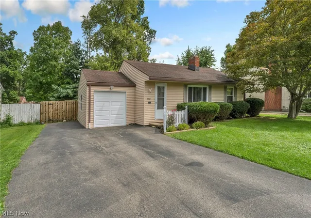 Photo 3 of Single family home for sale at 3923 Arden Blvd, Youngstown, OH 44511 | MLS# 5238035 | Listing updated on 2026-09-04