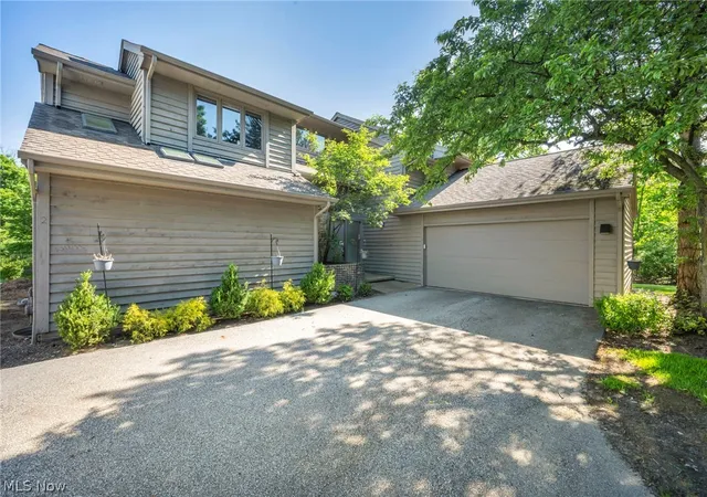 Photo 1 of Single family home for sale at 2 Salem Ct, Beachwood, OH 44122 | MLS# 5237782 | Listing updated on 2026-09-10