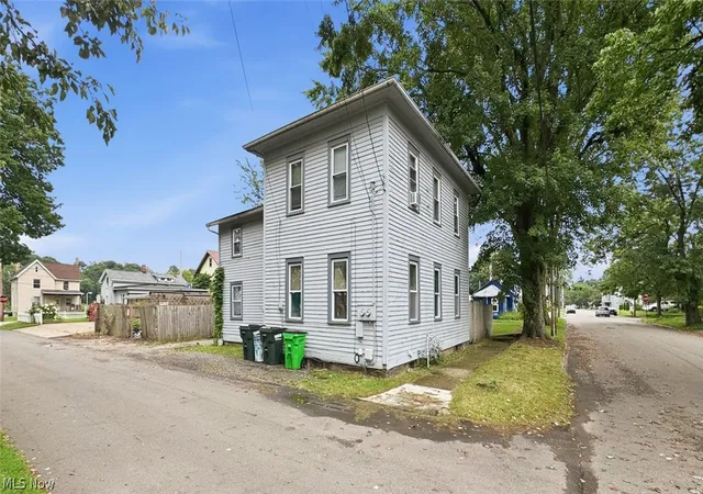 Photo 2 of Sale Pending at 820 Parkview St Ne, Massillon, OH 44646 | MLS# 5238203 | Listing updated on 2026-09-02