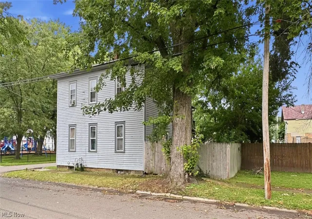 Photo 3 of Sale Pending at 820 Parkview St Ne, Massillon, OH 44646 | MLS# 5238203 | Listing updated on 2026-09-02
