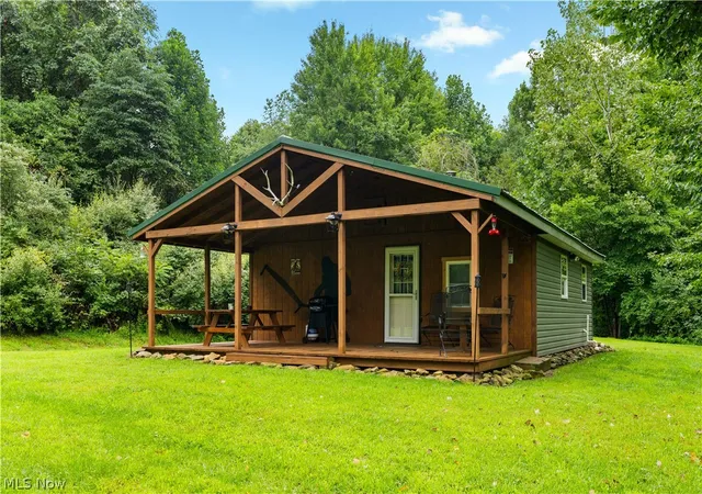 Single family home for sale at 17881 Horseshoe Bnd Rd E, Newcomerstown, OH 43832 | MLS# 5238185