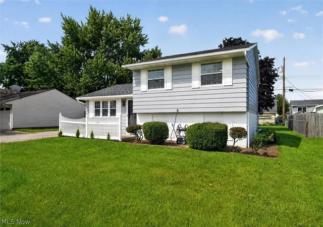 Photo 3 of Single family home for sale at 4036 Leavitt Rd, Lorain, OH 44053 | MLS# 5237965 | Listing updated on 2026-09-14