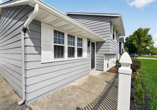 Photo 4 of Single family home for sale at 4036 Leavitt Rd, Lorain, OH 44053 | MLS# 5237965 | Listing updated on 2026-09-14