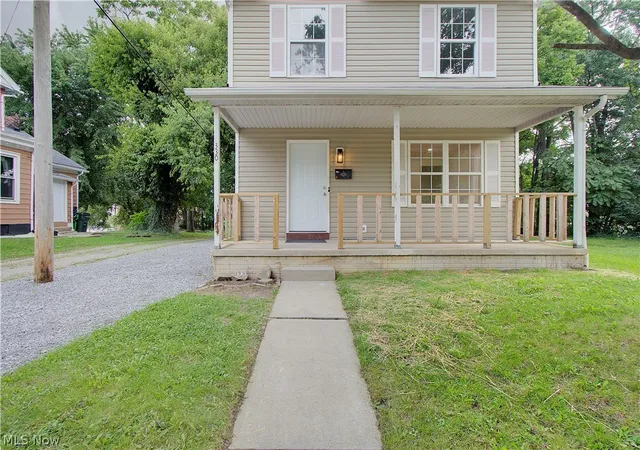 Photo 3 of Sale Pending at 330 S Liberty Ave, Alliance, OH 44601 | MLS# 5238278 | Listing updated on 2026-10-01