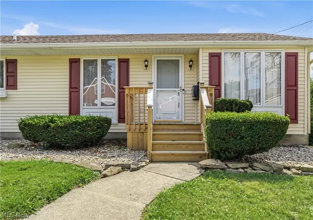 Photo 3 of Single family home for sale at 252 Clinton Ave, Akron, OH 44301 | MLS# 5238387 | Listing updated on 2026-09-09