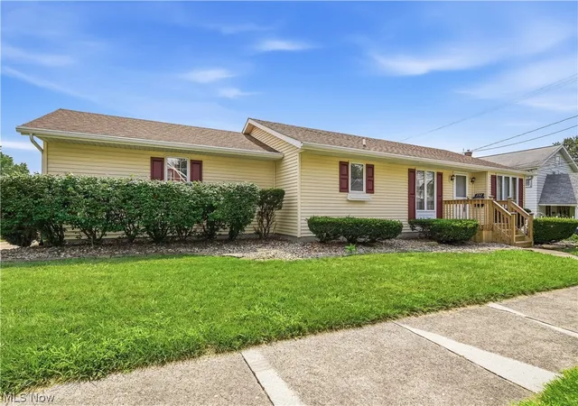 Photo 3 of Single family home for sale at 252 Clinton Ave, Akron, OH 44301 | MLS# 5238387 | Listing updated on 2026-09-09