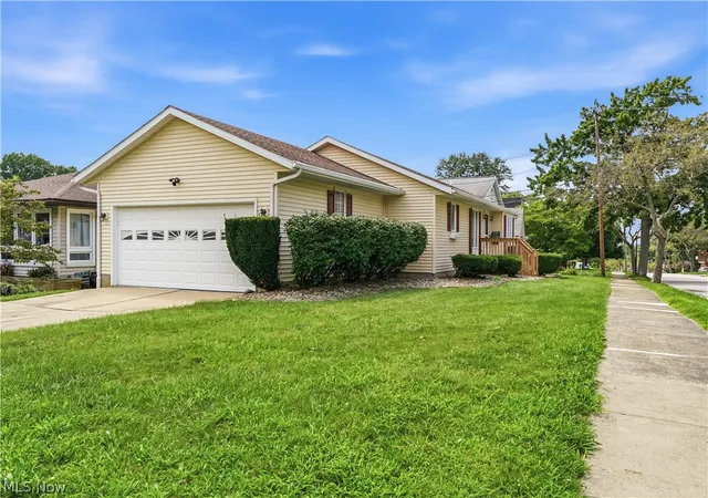 Photo 4 of Single family home for sale at 252 Clinton Ave, Akron, OH 44301 | MLS# 5238387 | Listing updated on 2026-09-09