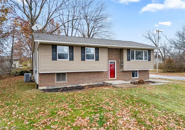 Photo 3 of Single family home for sale at 1927 Case St, Twinsburg, OH 44087 | MLS# 5237993 | Listing updated on 2026-09-02