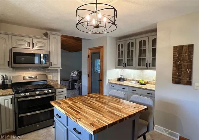 Photo 4 of Sale Pending at 2941 Shirley St, Ashtabula, OH 44004 | MLS# 5238127 | Listing updated on 2026-09-11