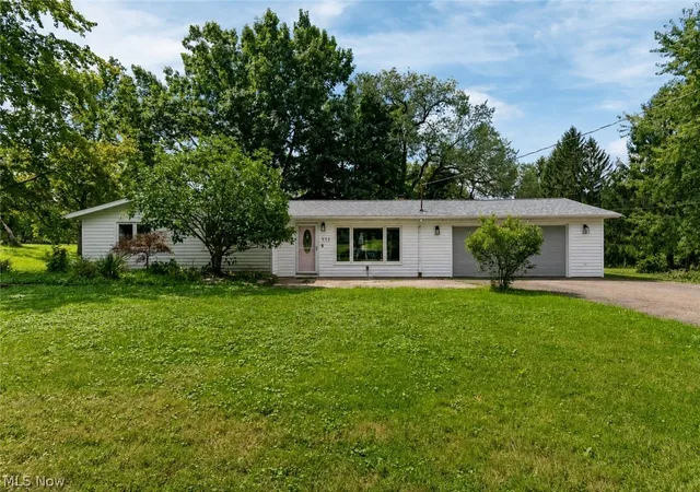 Photo 1 of Single family home for sale at 975 Colony Dr, Aurora, OH 44202 | MLS# 5238056 | Listing updated on 2026-09-28