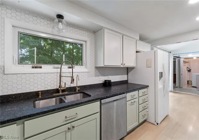 Photo 3 of Single family home for sale at 975 Colony Dr, Aurora, OH 44202 | MLS# 5238056 | Listing updated on 2026-09-28
