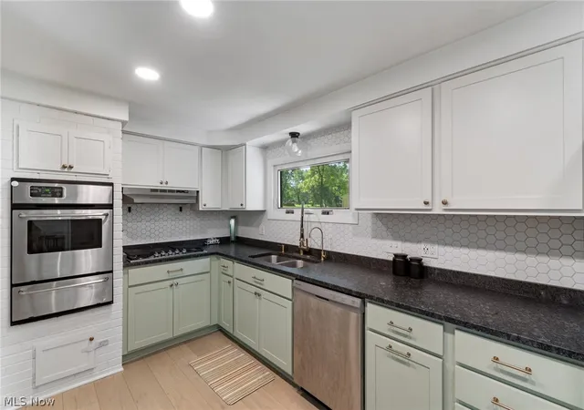 Photo 3 of Single family home for sale at 975 Colony Dr, Aurora, OH 44202 | MLS# 5238056 | Listing updated on 2026-09-28