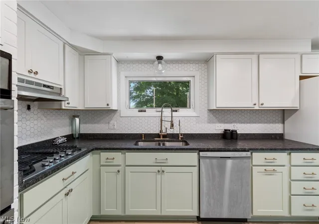Photo 4 of Single family home for sale at 975 Colony Dr, Aurora, OH 44202 | MLS# 5238056 | Listing updated on 2026-09-28
