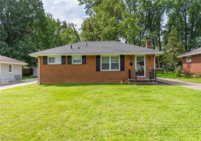 Photo 2 of Single family home for sale at 3235 Sunnybrooke, Youngstown, OH 44511 | MLS# 5238514 | Listing updated on 2026-09-10
