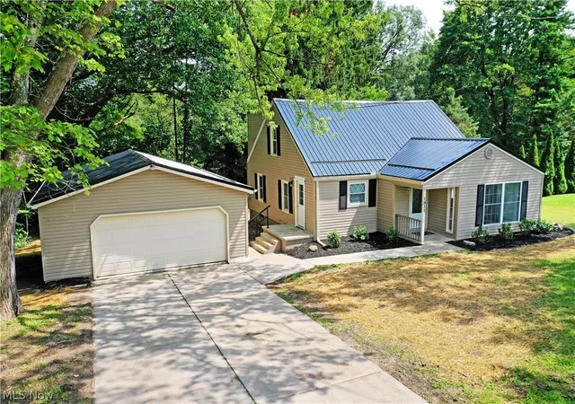 Photo 2 of Sale Pending at 1911 Hubbard Thomas Rd, Hubbard, OH 44425 | MLS# 5238250 | Listing updated on 2026-09-16