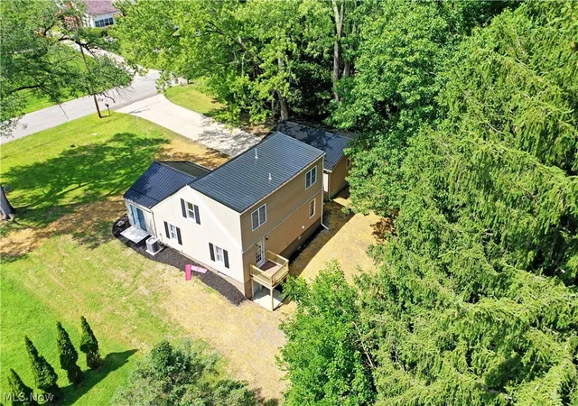 Photo 3 of Sale Pending at 1911 Hubbard Thomas Rd, Hubbard, OH 44425 | MLS# 5238250 | Listing updated on 2026-09-16