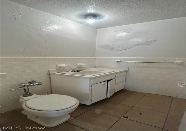 Listing Photo 2 - Condo for sale in building located at 13800 Fairhill Rd, Cleveland, OH 44120 - Unit #318