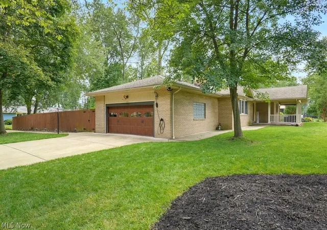 Photo 2 of Sale Pending at 2018 Roberts Ln Ne, Warren, OH 44483 | MLS# 5238668 | Listing updated on 2026-09-09