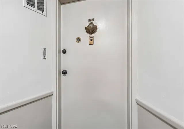 Listing Photo 4 - Condo for sale in building located at 13800 Shaker Blvd, Shaker Heights, OH 44120 - Unit #902