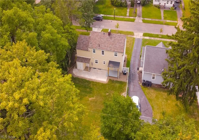 Photo 3 of Single family home for sale at 805 Greenwood Ave, Akron, OH 44320 | MLS# 5238786 | Listing updated on 2026-09-21