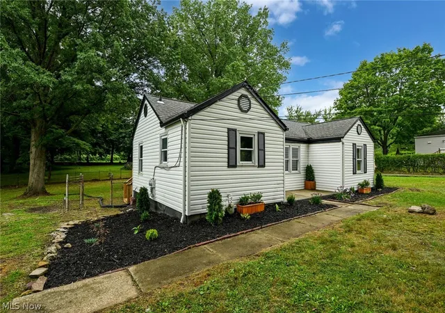 Photo 2 of Sale Pending at 2933 S Hametown Rd, Norton, OH 44203 | MLS# 5238675 | Listing updated on 2026-09-11