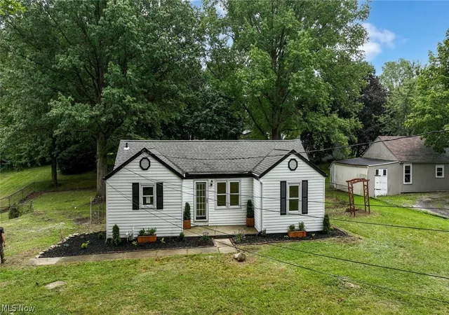 Photo 3 of Single family home for sale at 2933 S Hametown Rd, Norton, OH 44203 | MLS# 5238675 | Listing updated on 2026-10-05