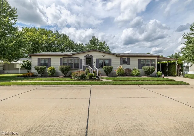 Photo 2 of Sale Pending at 4 Symphony St, Olmsted Twp, OH 44138 | MLS# 5237849 | Listing updated on 2026-10-06
