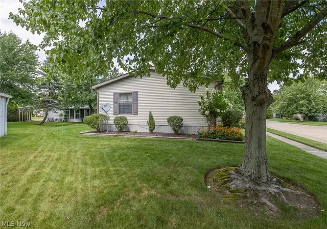 Photo 3 of Sale Pending at 4 Symphony St, Olmsted Twp, OH 44138 | MLS# 5237849 | Listing updated on 2026-10-06