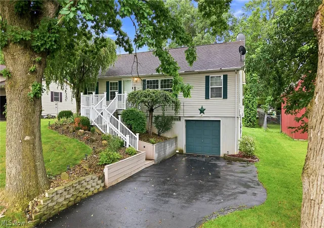 Photo 3 of Single family home for sale at 477 Erie St, Hubbard, OH 44425 | MLS# 5236978 | Listing updated on 2026-09-03