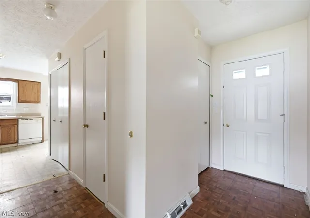 Photo 3 of Sale Pending at 2980 Walter Rd, Westlake, OH 44145 | MLS# 5238212 | Listing updated on 2026-09-02