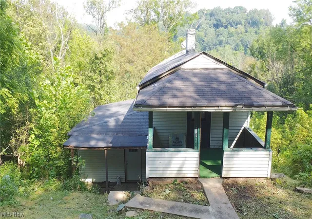 Photo 2 of Single family home for sale at 854 Spencer Ave, Steubenville, OH 43952 | MLS# 5238925 | Listing updated on 2026-09-25