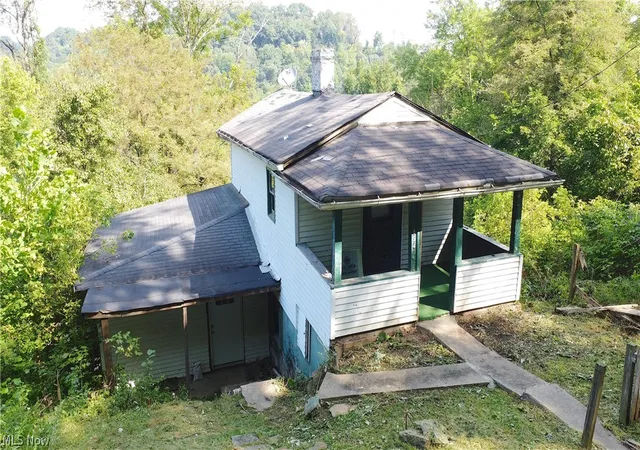 Photo 4 of Single family home for sale at 854 Spencer Ave, Steubenville, OH 43952 | MLS# 5238925 | Listing updated on 2026-09-25