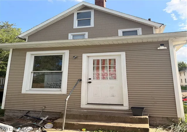 Photo 3 of Single family home for sale at 1611 10Th St Sw, Canton, OH 44706 | MLS# 5238832 | Listing updated on 2026-09-25