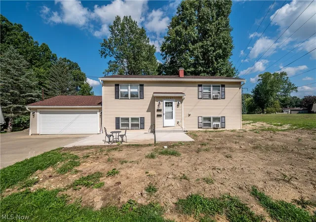 Photo 3 of Multi family home for sale at 3907 S Schenley Ave, Youngstown, OH 44511 | MLS# 5238940 | Listing updated on 2026-09-12