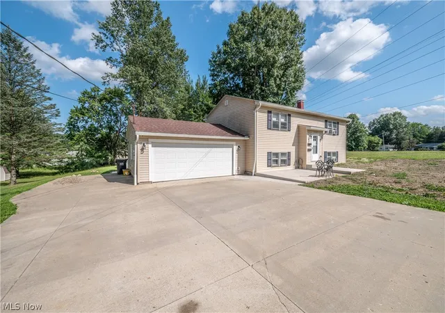 Photo 3 of House for sale at 3907 S Schenley Ave, Youngstown, OH 44511 | MLS# 5238940 | Listing updated on 2026-10-06