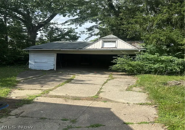 Photo 3 of Single family home for sale at 16015 S Lotus Dr, Cleveland, OH 44128 | MLS# 5238926 | Listing updated on 2026-10-01