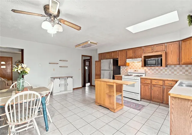 Photo 4 of Sale Pending at 1613 Country Club Ave, Youngstown, OH 44514 | MLS# 5239005 | Listing updated on 2026-09-20